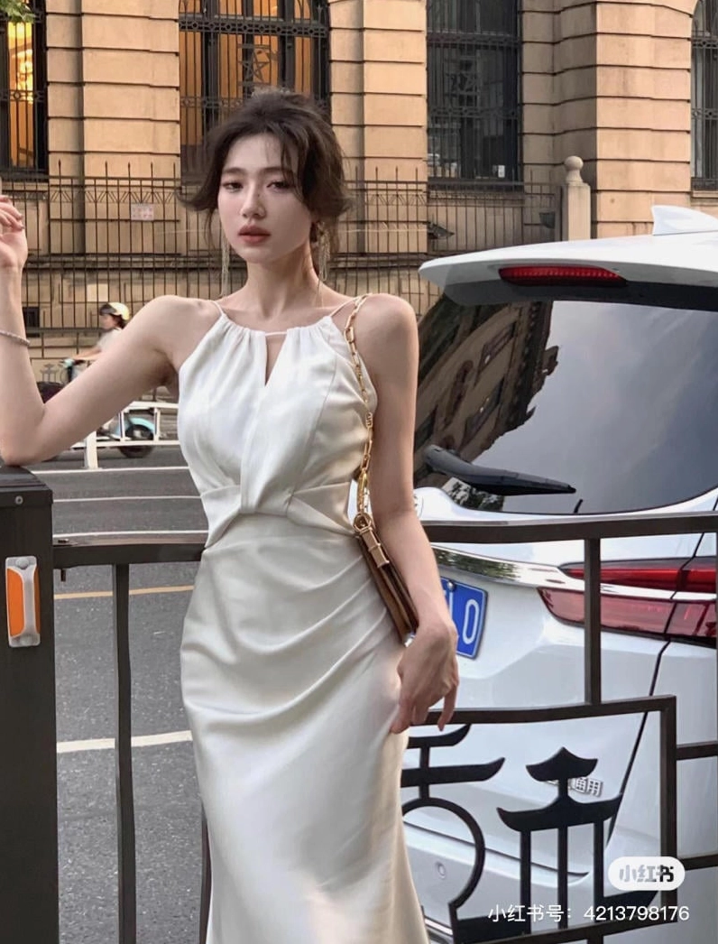 Thiếu nữ rạng rỡ khoe nét duyên dáng trong chiếc váy trắng dạo phố mùa hè