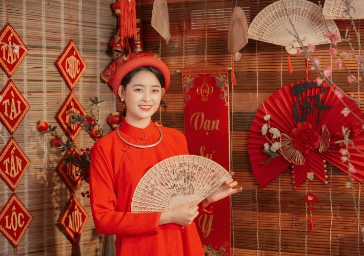 Thiếu nữ tạo dáng chụp ảnh áo dài tết cùng chiếc quạt tròn xinh xắn