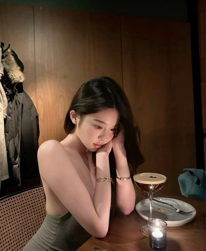 Thiếu nữ tóc dài xinh đẹp trong ánh nắng chiều tà với góc chụp che mặt nghệ thuật
