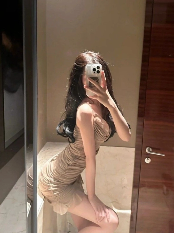 Thiếu nữ trẻ trung năng động selfie trước gương khoe vòng eo thon