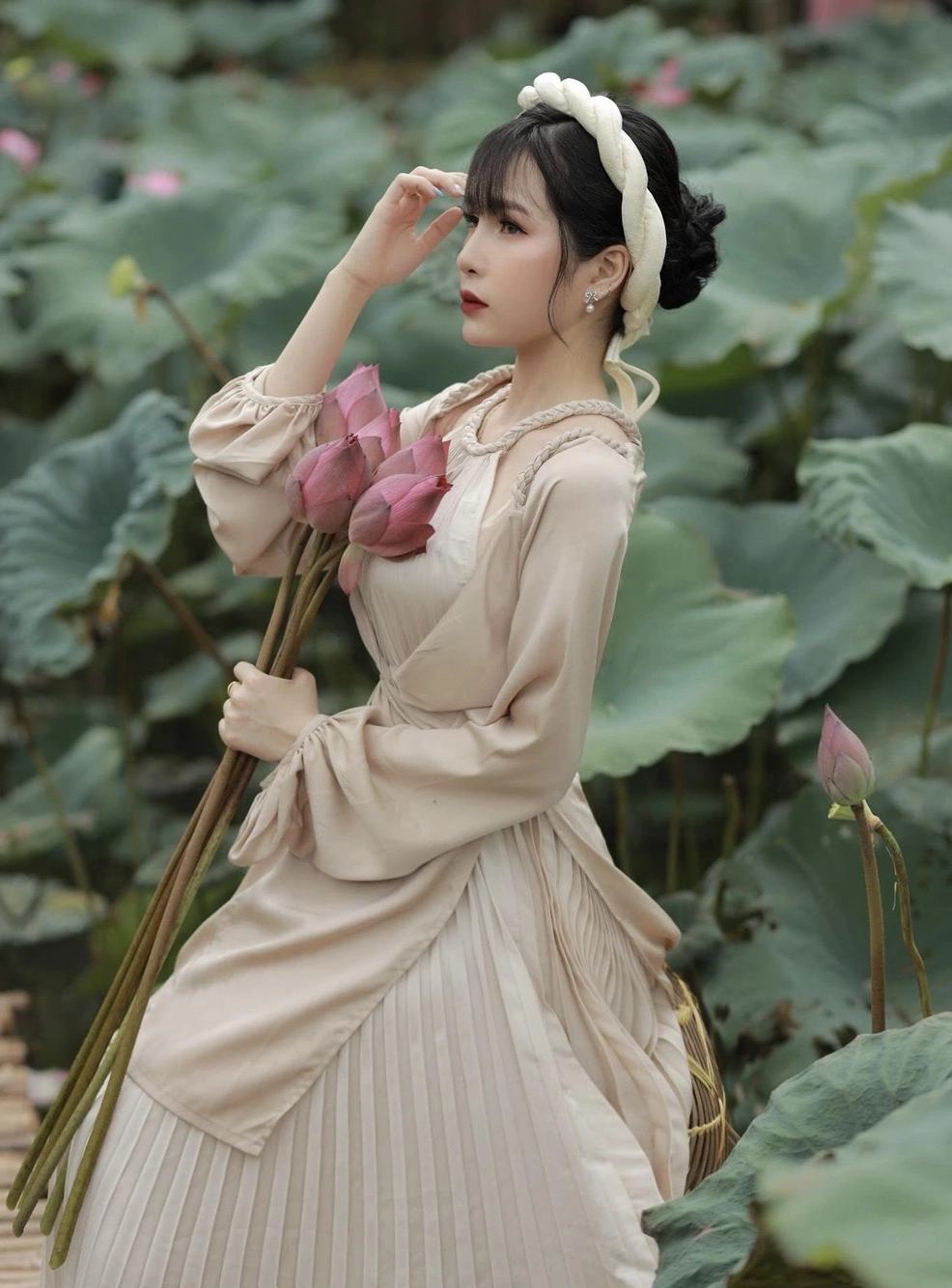 Thiếu nữ tuổi xuân thì khoe vóc dáng nuột nà e ấp bên hoa sen nở rộ