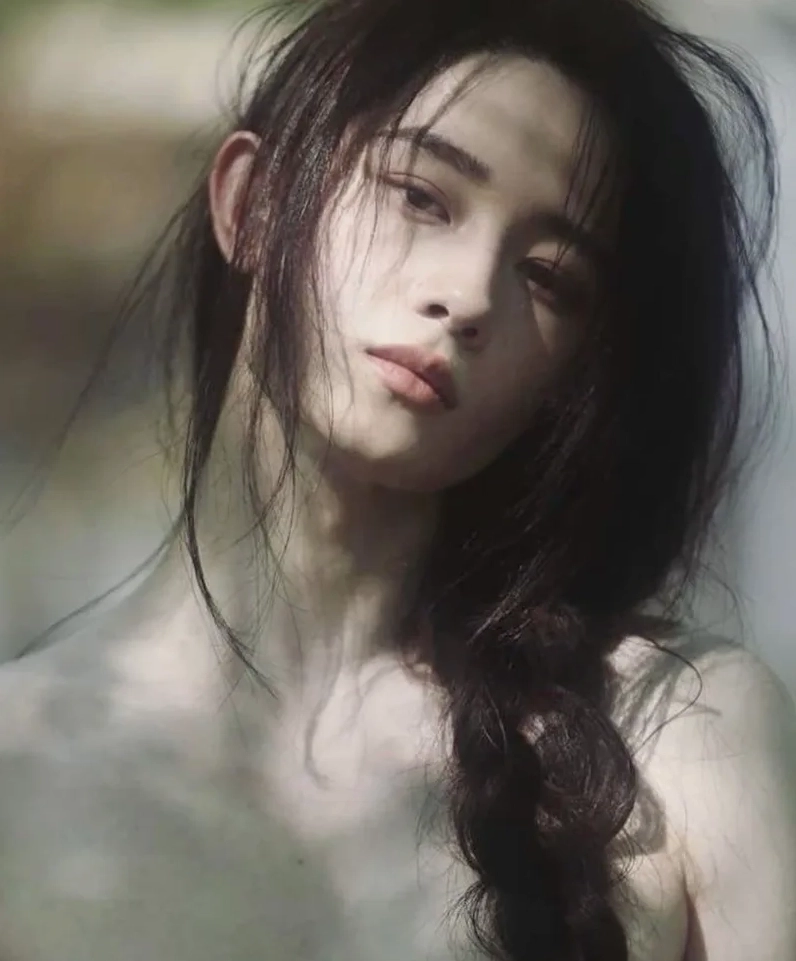 Thiếu nữ với đôi mắt ướt nhòa đang ngồi suy tư giữa khung cảnh mùa thu