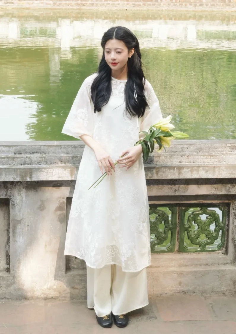 Thiếu nữ xinh đẹp diện áo dài thả dáng giữa vườn hoa rực rỡ sắc màu