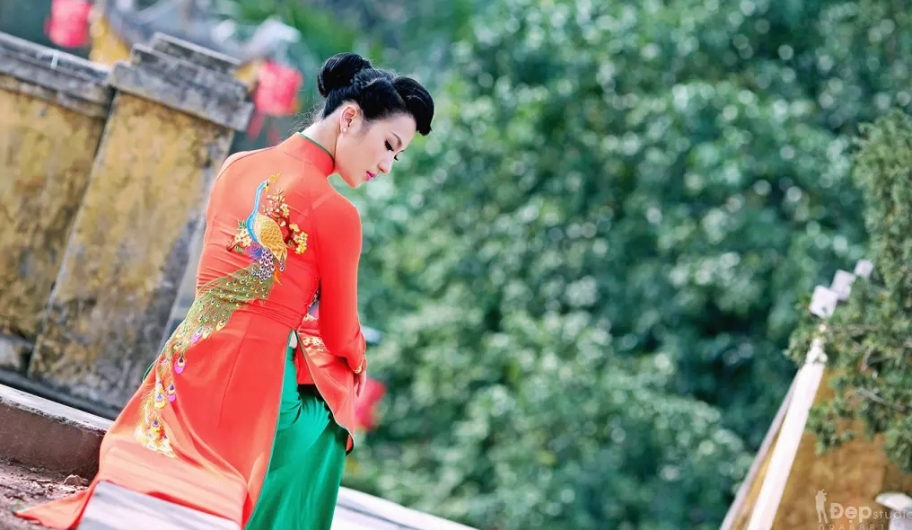 Thiếu nữ xinh đẹp trong tà áo dài trắng tinh khôi toát lên sự thanh lịch tuyệt đối