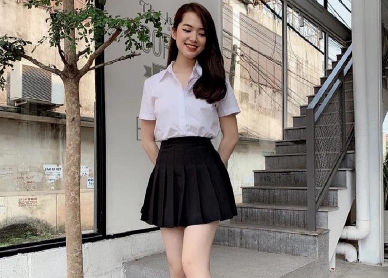 Thiếu nữ xinh xắn khoe trọn đôi chân thon dài trong thiết kế váy xếp ly ngắn hiện đại