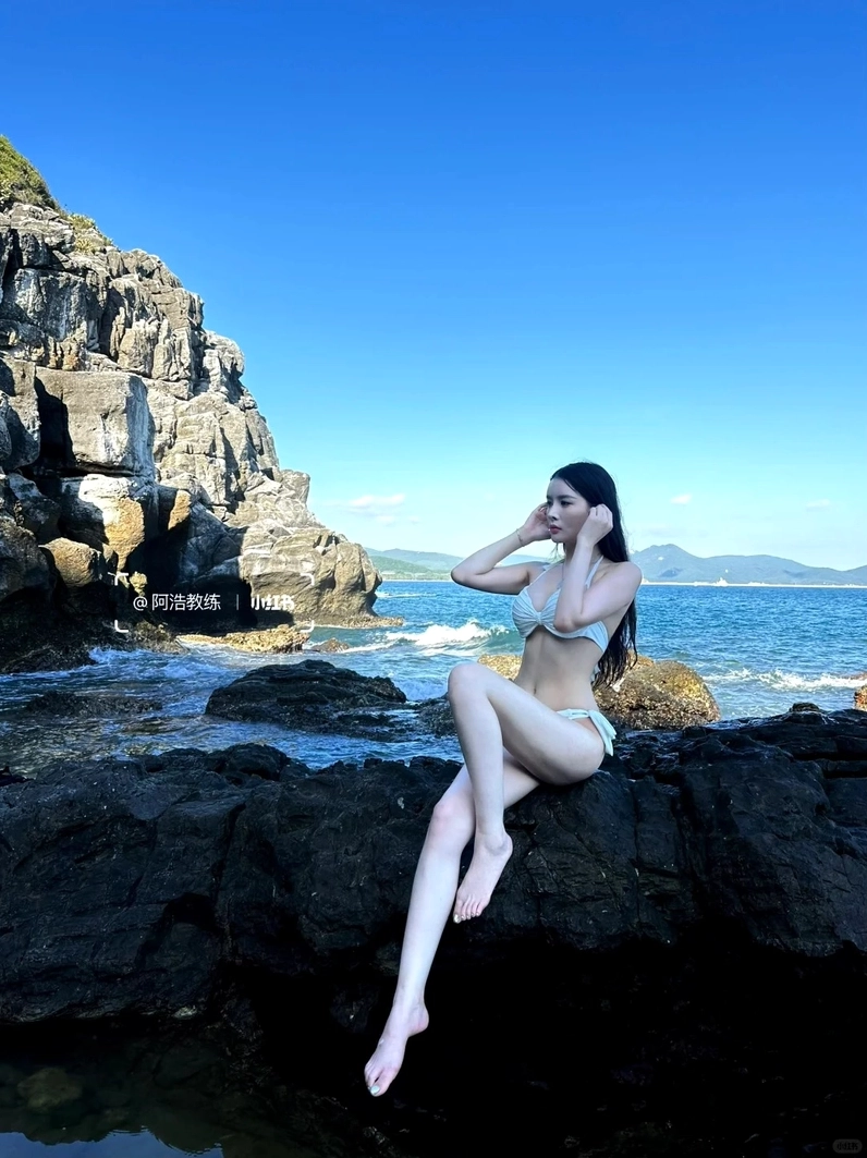 Thời trang bikini phong cách mùa hè rực rỡ của các cô gái Việt