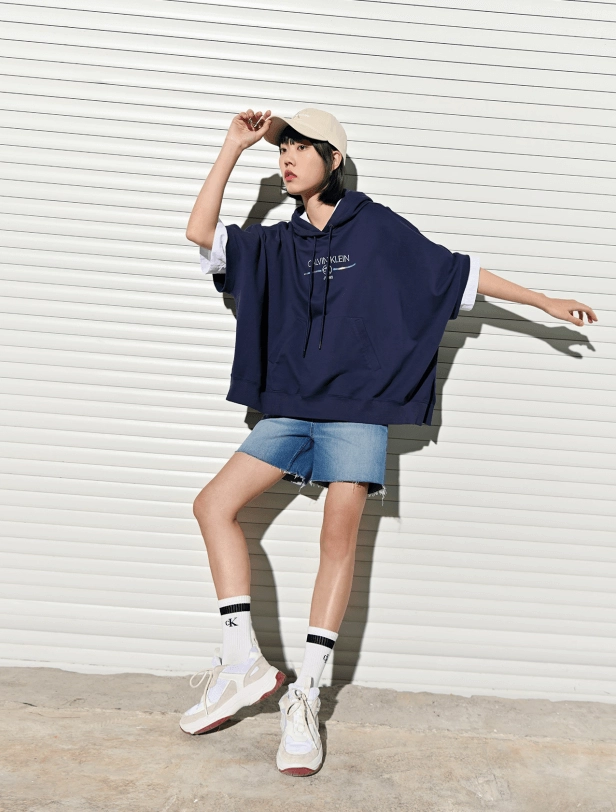 Thời trang sân bay năng động với áo hoodie và quần jeans Calvin Klein