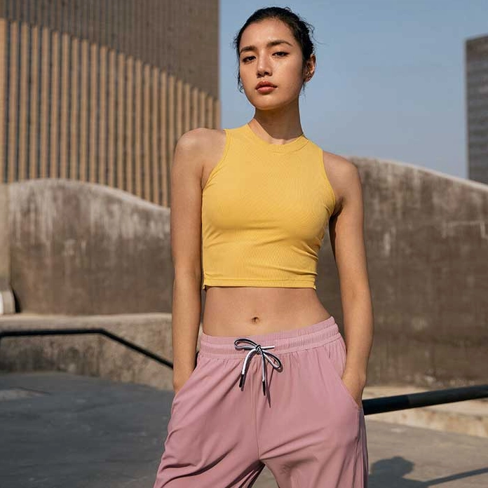 Thời trang tập yoga mát mẻ với áo ba lỗ dáng croptop hiện đại và cá tính
