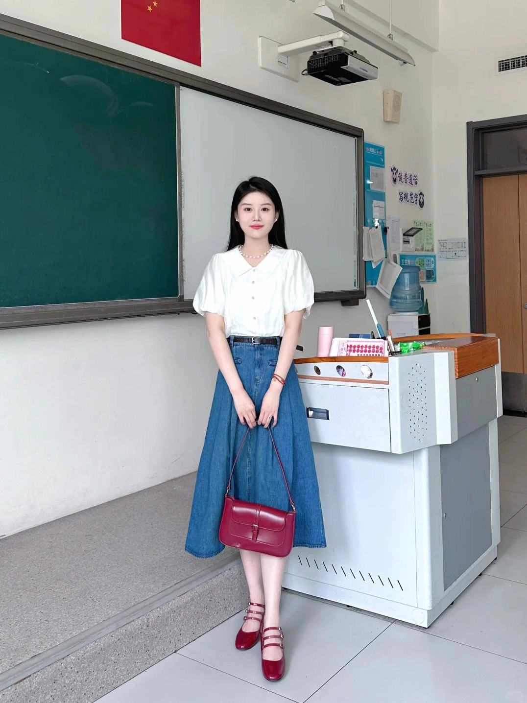 Thời trang trẻ trung và rạng rỡ của chị em khi mix đồ với chân váy ngắn tối màu