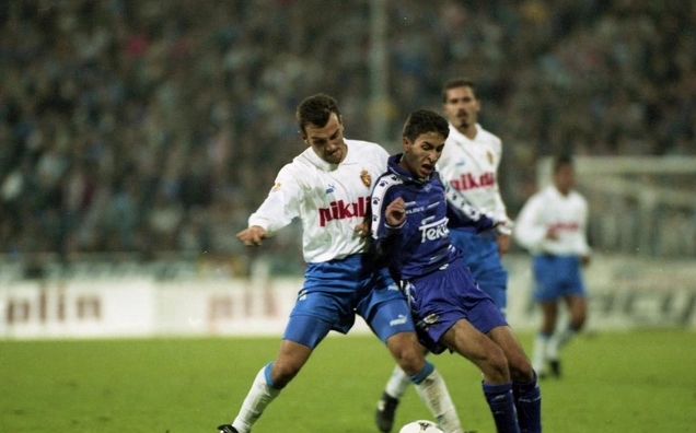 Tiền bối của Cristiano Ronaldo là tiền đạo trẻ Raúl González trong ngày ra mắt câu lạc bộ Real Madrid