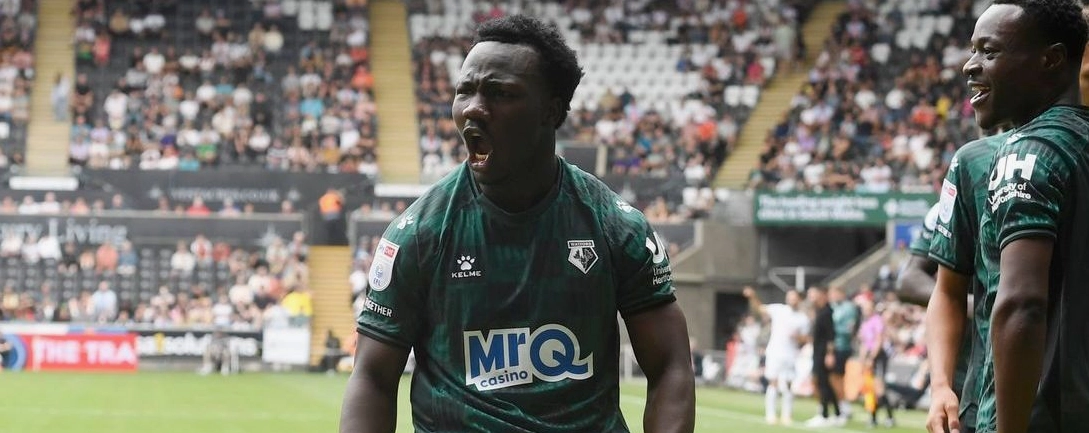 Tiền đạo cánh Nestory Irankunda thi đấu đầy máu lửa trên sân cỏ