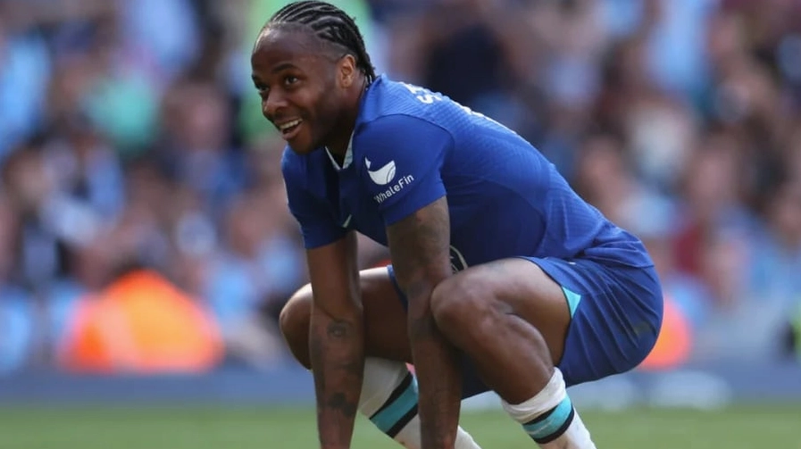 Tiền đạo cánh Raheem Sterling trong màu áo câu lạc bộ Chelsea với nét mặt đăm chiêu