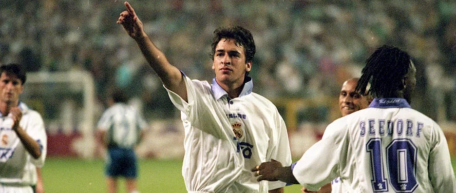 Tiền đạo huyền thoại Raúl González ăn mừng bàn thắng cảm xúc trong màu áo áo trắng