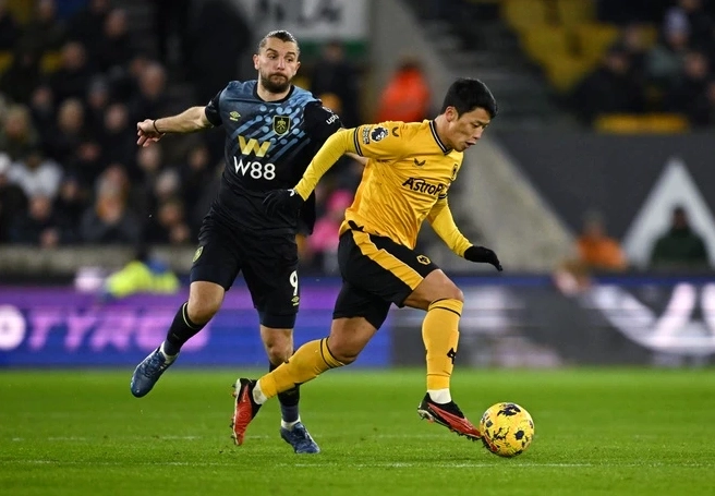 Tiền đạo Hwang Hee - chan trong màu áo Wolverhampton thể hiện sự quyết tâm trên sân cỏ