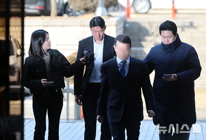 Tiền đạo Hwang Ui - jo ăn mừng bàn thắng trong một trận đấu quan trọng