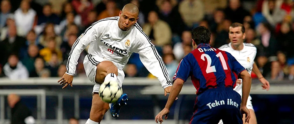 Tiền đạo Ronaldo Nazário thực hiện pha dứt điểm sở trường mang thương hiệu cá nhân