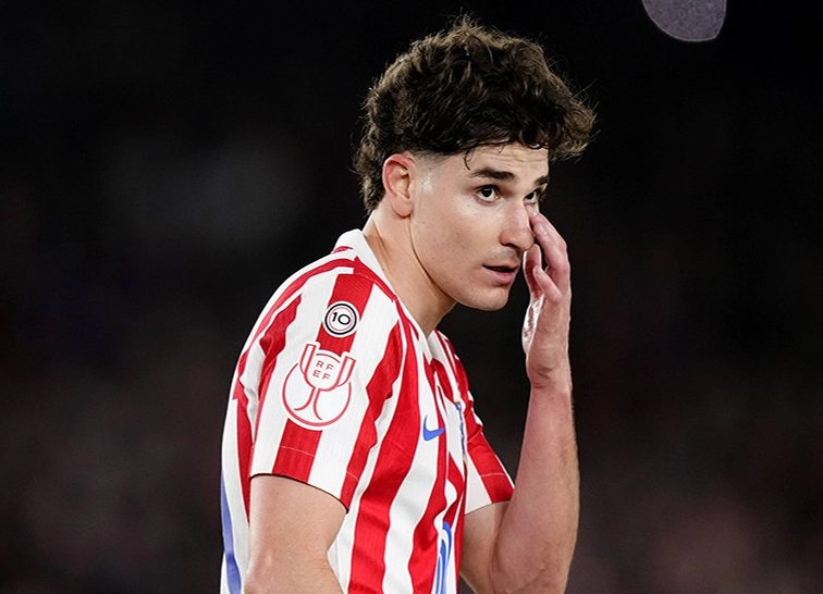 Tiền đạo siêu đẳng Julian Alvarez xứng danh truyền nhân Messi đi bóng qua người