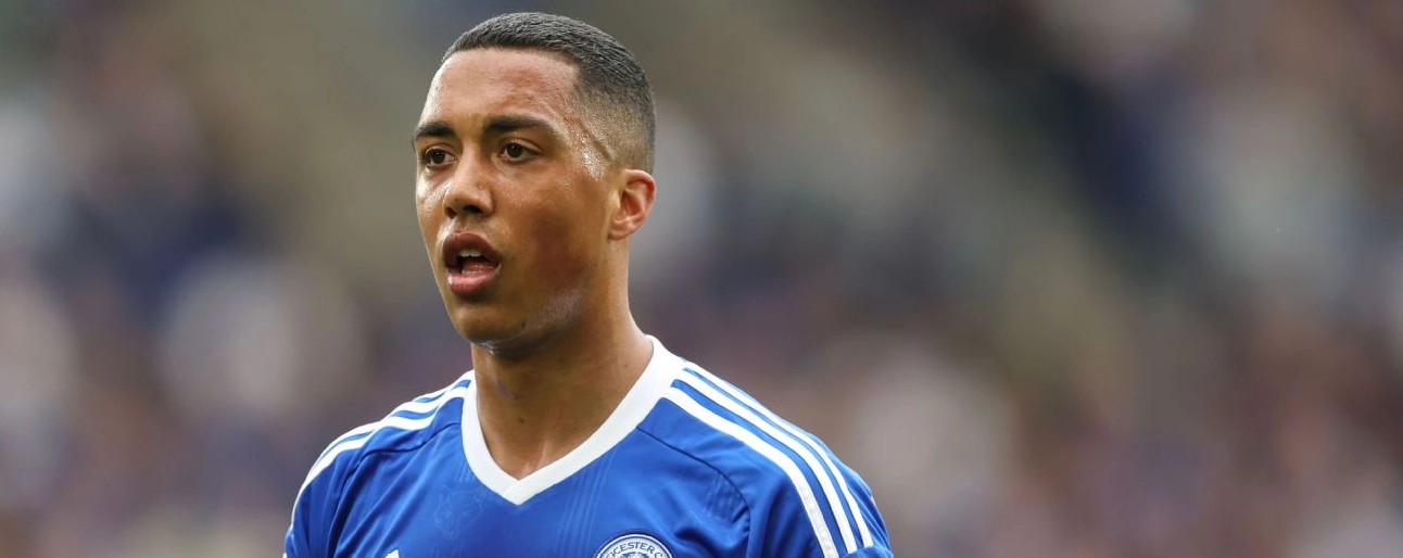 Tiền vệ Youri Tielemans chính thức gia nhập Aston Villa sau khi rời Leicester City