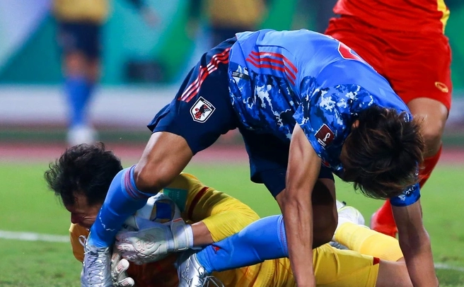 Tình huống cầu thủ Hidemasa Morita va chạm với thủ môn đối phương