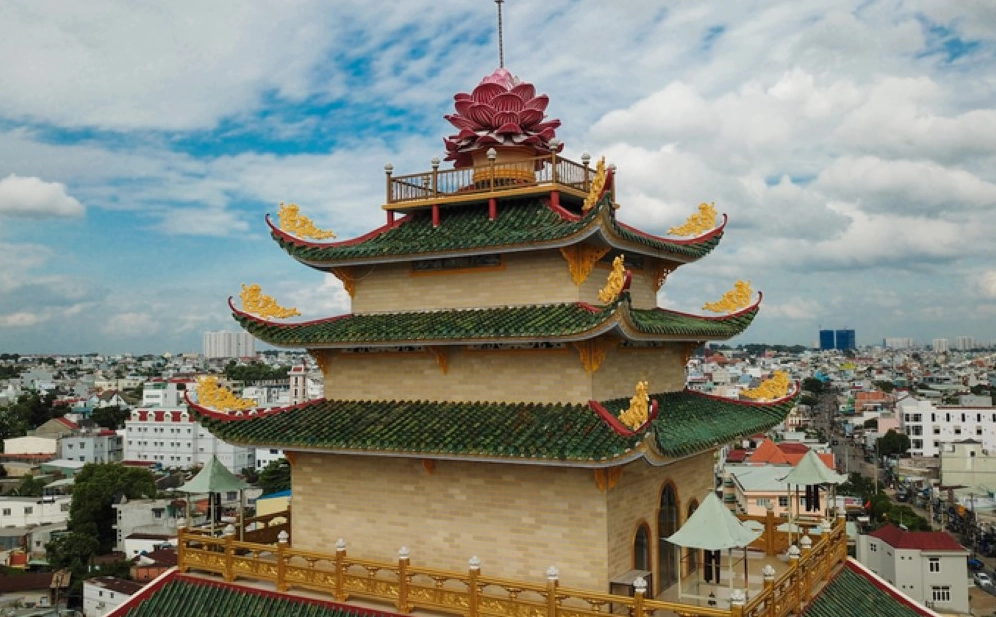 Toà chánh điện uy nghi của Chùa Vạn Đức vươn cao lên nền trời