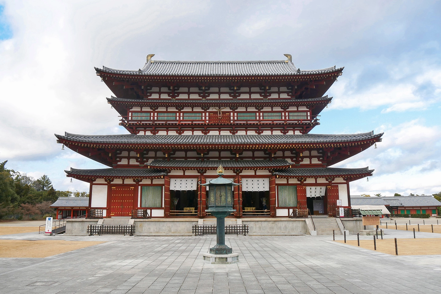 Tòa Kim Đường tôn nghiêm nơi thờ tự tượng ba vị Phật Yakushi Sanzon là Quốc bảo của Nhật Bản