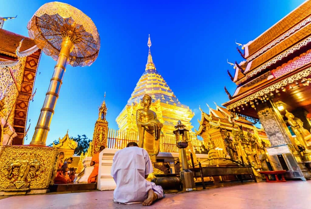 Tòa tháp Chedi dát vàng rực rỡ tại trung tâm Wat Phra That Doi Suthep