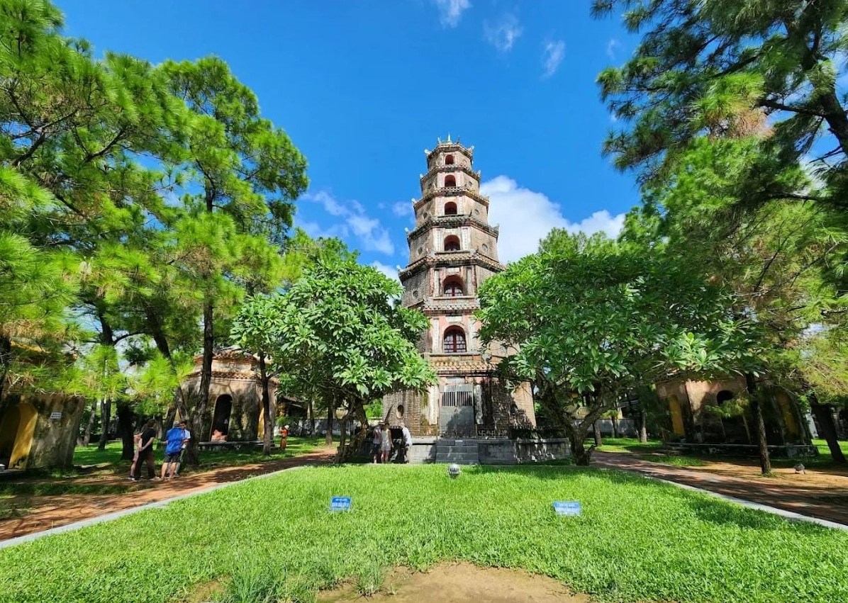 Tòa tháp Phước Duyên cổ kính vươn cao lên bầu trời xanh biếc