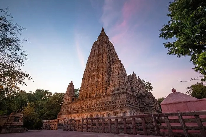 Toàn cảnh Bảo Tháp Đại Giác uy nghi vươn cao giữa bầu trời mang đậm dấu ấn Phật giáo cổ đại