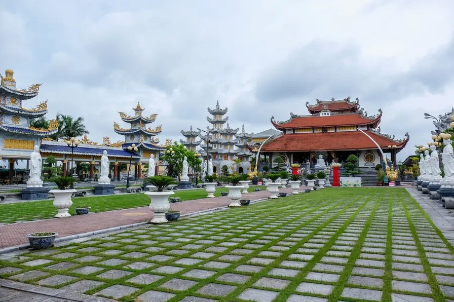 Toàn cảnh Chùa Cao Linh uy nghi tráng lệ nhìn từ xa mang lại cảm giác bình yên