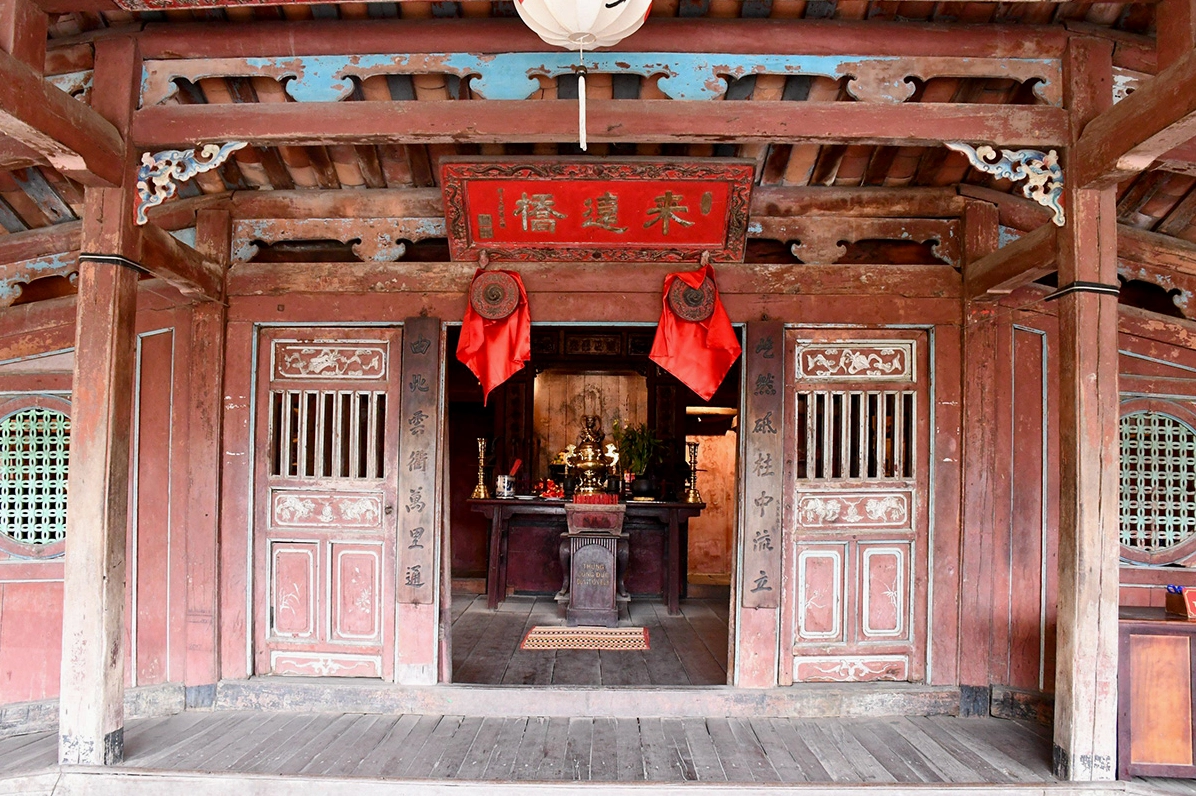 Toàn cảnh Chùa Cầu Hội An tĩnh lặng và trang nghiêm trong sương sớm