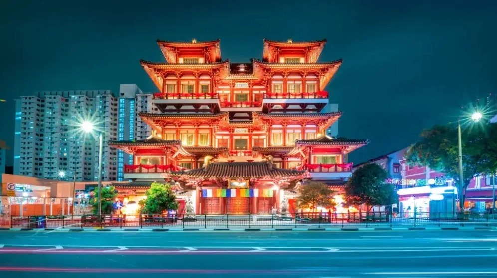 Toàn cảnh Chùa Răng Phật uy nghi tọa lạc tại khu phố Chinatown sầm uất của Singapore