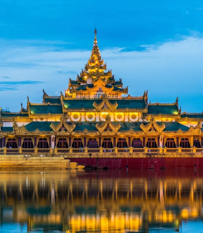 Toàn cảnh Chùa Trắng Myatheindan với kiến trúc lượn sóng uy nghi