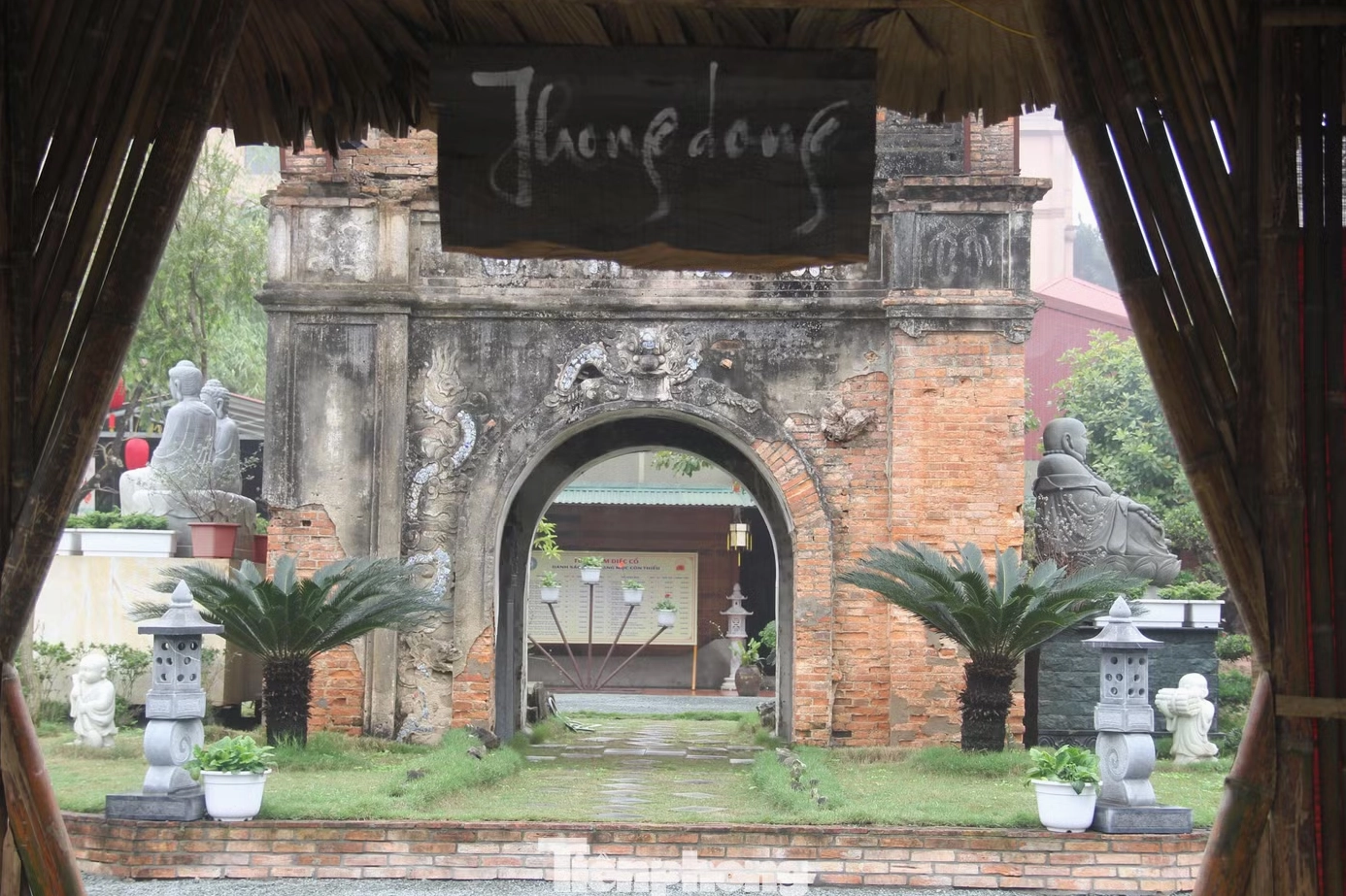 Toàn cảnh cổng tam quan Tùng Lâm Diệc Tự cổ kính rêu phong