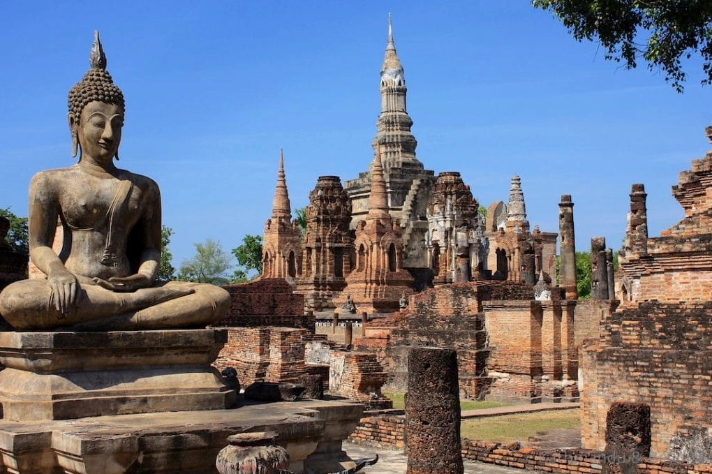 Toàn cảnh di tích chùa Wat Mahathat cổ kính tại cố đô Ayutthaya Thái Lan
