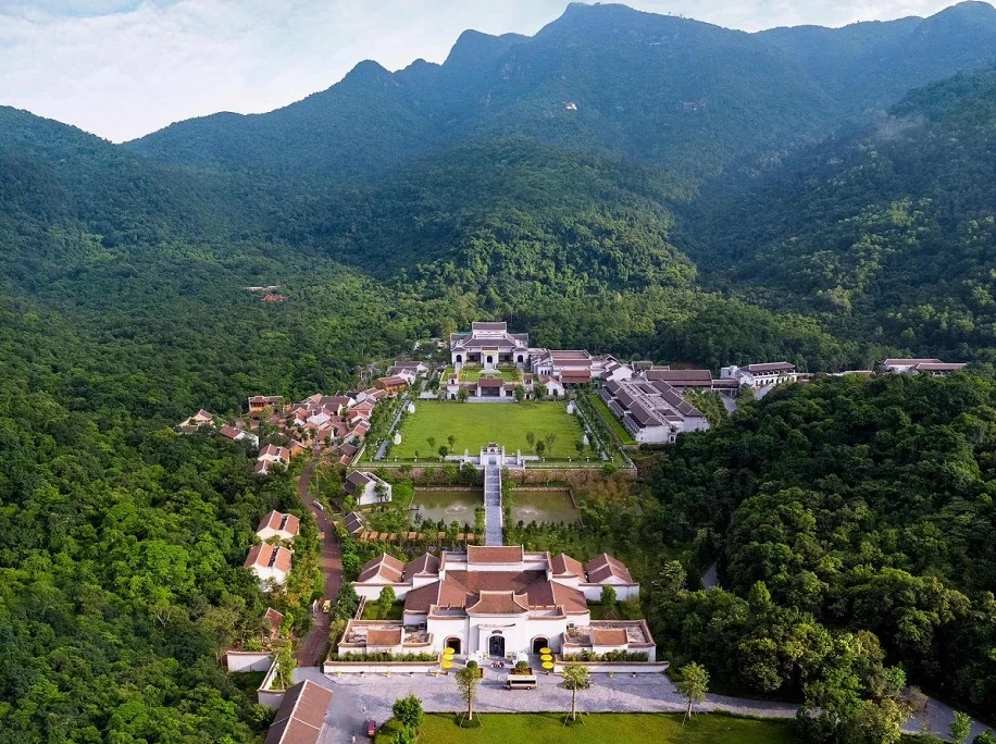 Toàn cảnh không gian chùa Yên Tử Quảng Ninh nhìn từ trên cao mang vẻ đẹp uy nghi tĩnh lặng