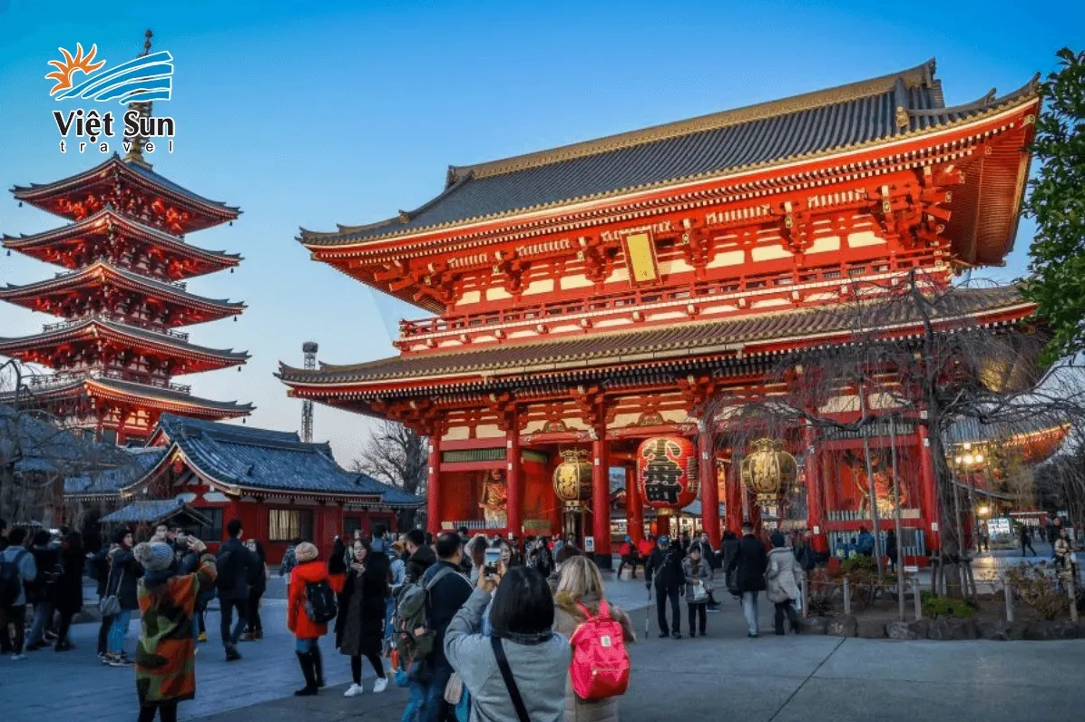 Toàn cảnh không gian linh thiêng của ngôi chùa Asakusa tọa lạc ngay giữa lòng thủ đô Tokyo