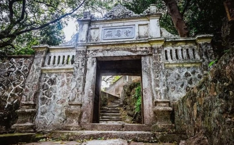 Toàn cảnh không gian thanh tịnh và cổ kính của Chùa Trầm nhìn từ bên ngoài