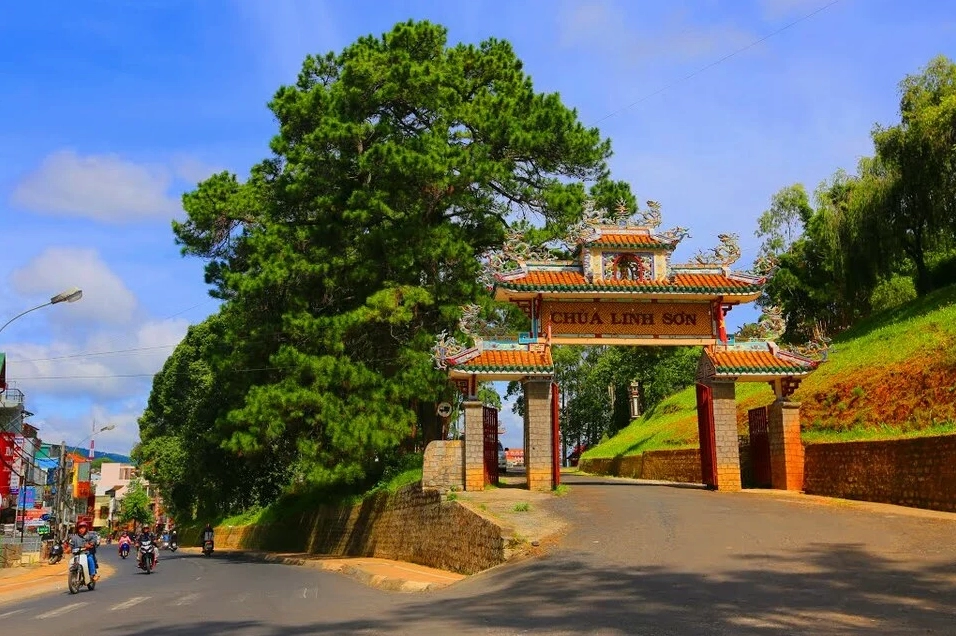 Toàn cảnh không gian thanh tịnh và trang nghiêm tại Chùa Linh Sơn Đà Lạt