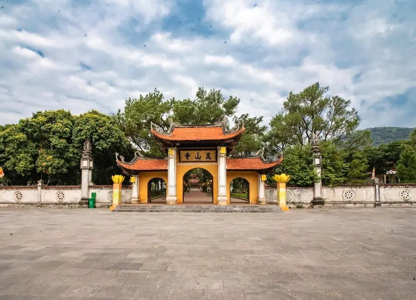 Toàn cảnh không gian thanh tịnh và uy nghiêm tại Chùa Côn Sơn