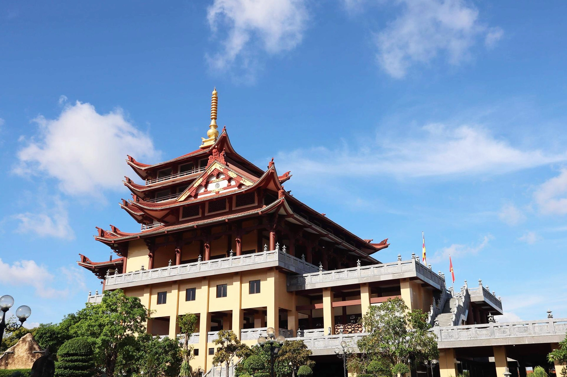 Toàn cảnh không gian trang nghiêm thanh tịnh của chùa Huệ Nghiêm