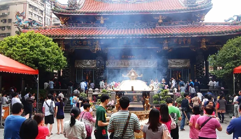 Toàn cảnh không gian uy nghi tráng lệ của ngôi cổ tự thiêng liêng nhìn từ bên ngoài