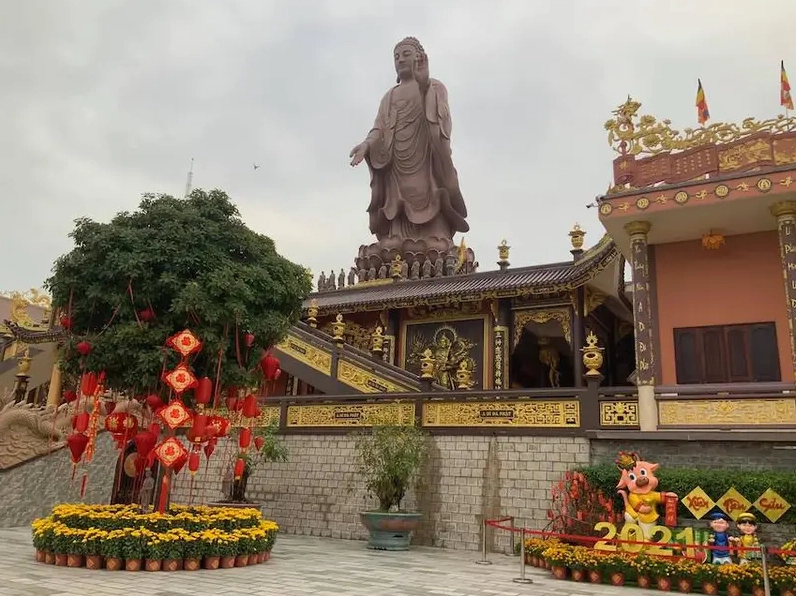 Toàn cảnh không gian uy nghiêm của chùa Kim Tiên An Giang nhìn từ xa