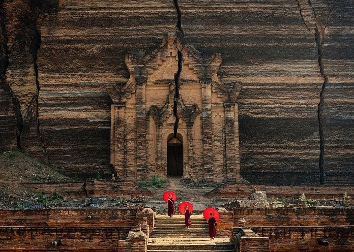 Toàn cảnh khu vực bảo tháp Mingun Pahtodawgyi sừng sững giữa bầu trời xanh