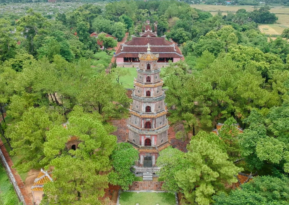 Toàn cảnh khuôn viên thanh tịnh uy nghiêm của chùa Thiên Mụ nhìn từ trên cao