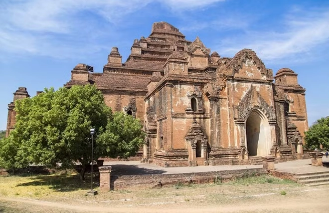 Toàn cảnh kiến trúc bề thế của ngôi đền Dhammayangyi thiêng liêng tại Bagan