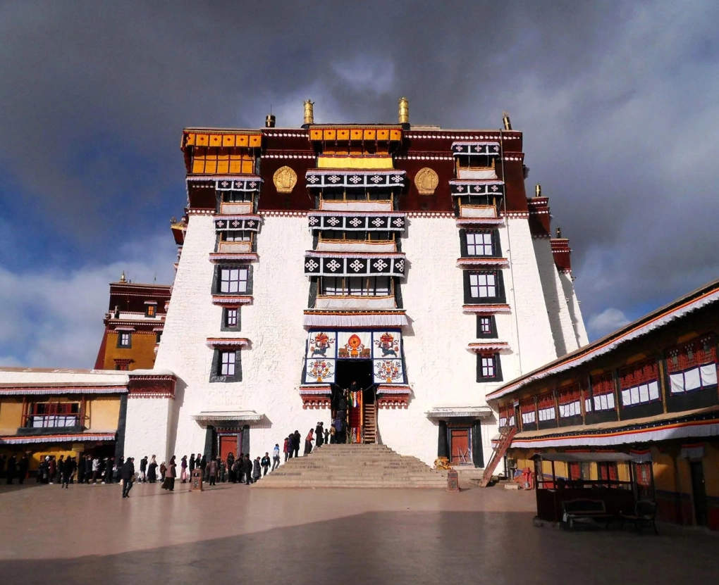 Toàn cảnh kiến trúc hùng vĩ của cung điện Potala linh thiêng