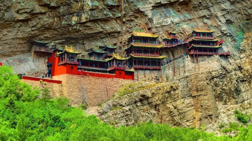 Toàn cảnh kiến trúc uy nghiêm của ngôi Chùa Treo Huyền Không nhìn từ xa