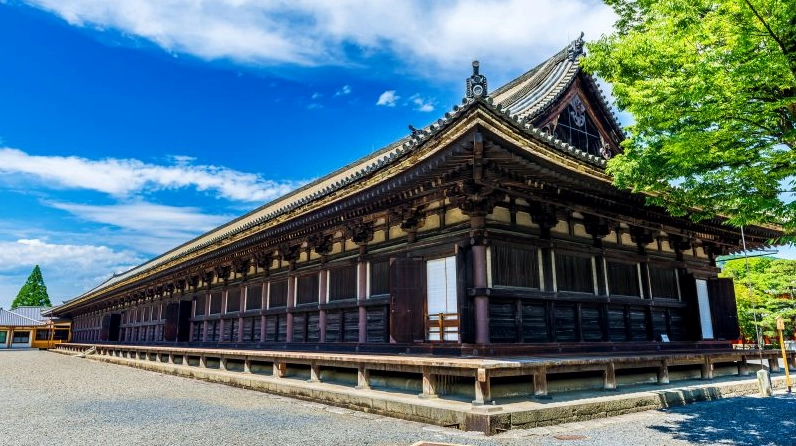 Toàn cảnh mặt ngoài uy nghi của ngôi chùa Sanjusangendo tại Kyoto