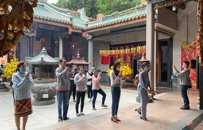 Toàn cảnh mặt tiền uy nghi của Chùa Ông Quận 5 Sài Gòn