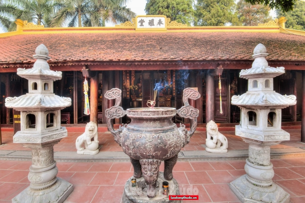 Toàn cảnh mặt tiền uy nghi của Chùa Trấn Quốc bên bờ hồ Tây lộng gió